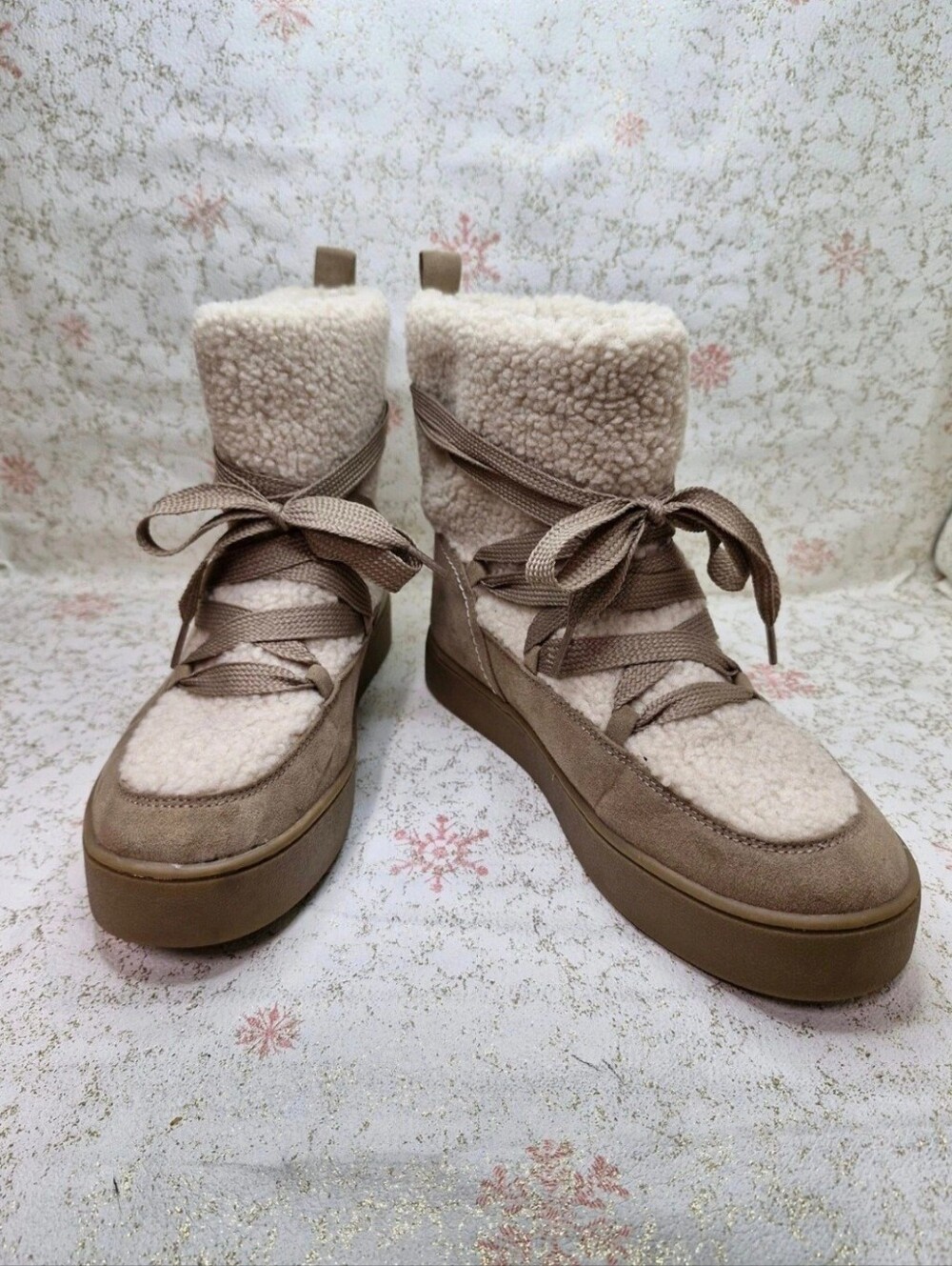 Universal Thread Women's Sherpa Winter Boots Sz 9 Taupe Cozy Faux Suede Lace-Up